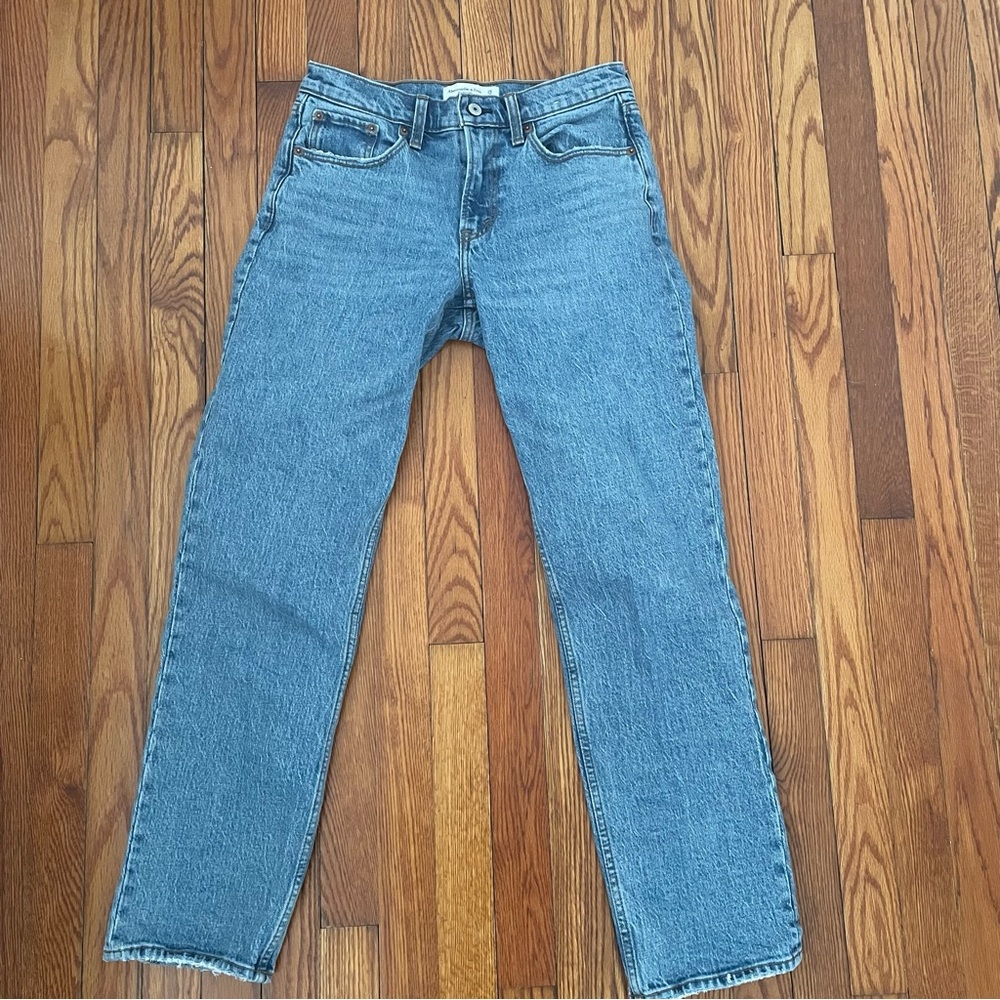 Mid rise straight leg Abercrombie jeans!